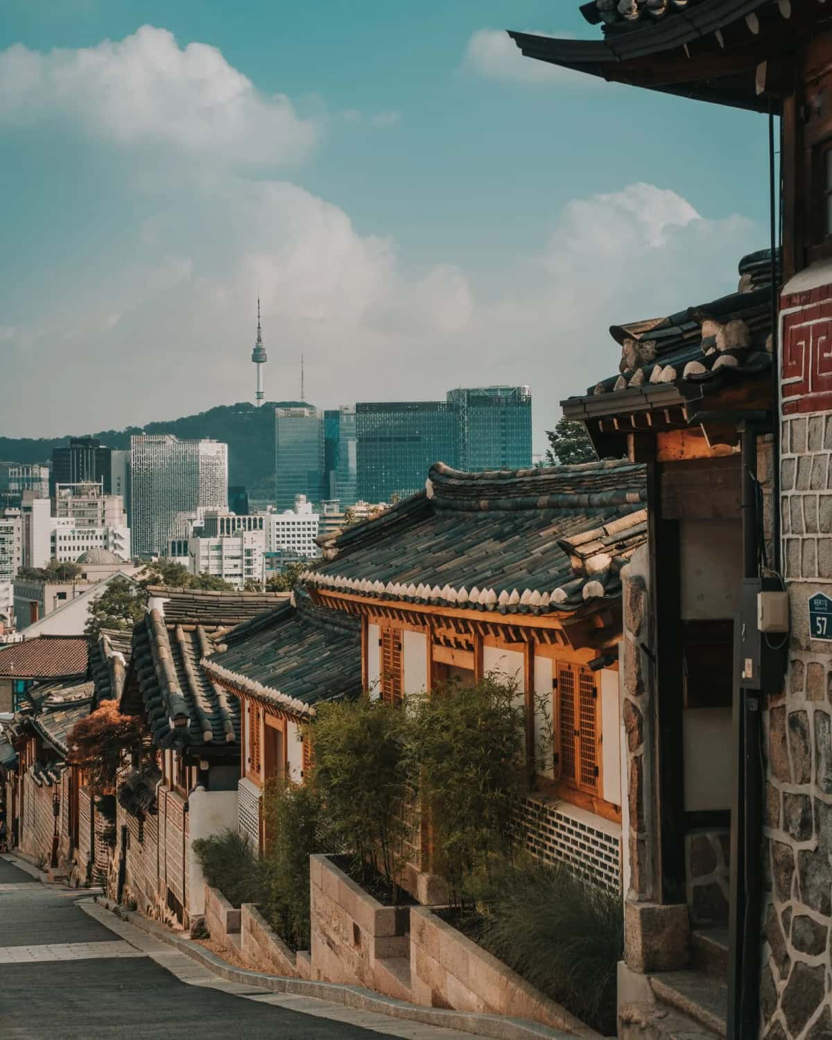 Toits traditionnels hanok et gratte-ciel de Séoul en Corée du Sud