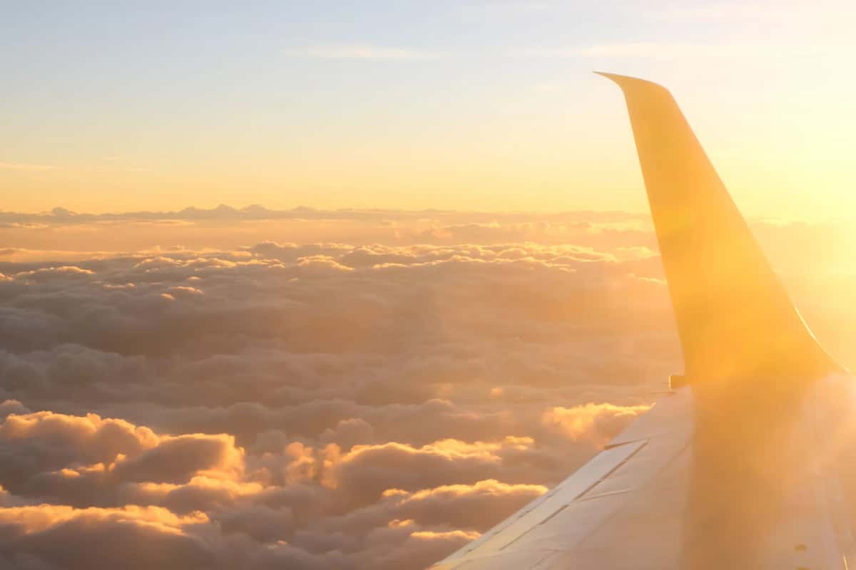 Aile d'avion au-dessus des nuages sur un vol long-courrier vers la Corée du Sud