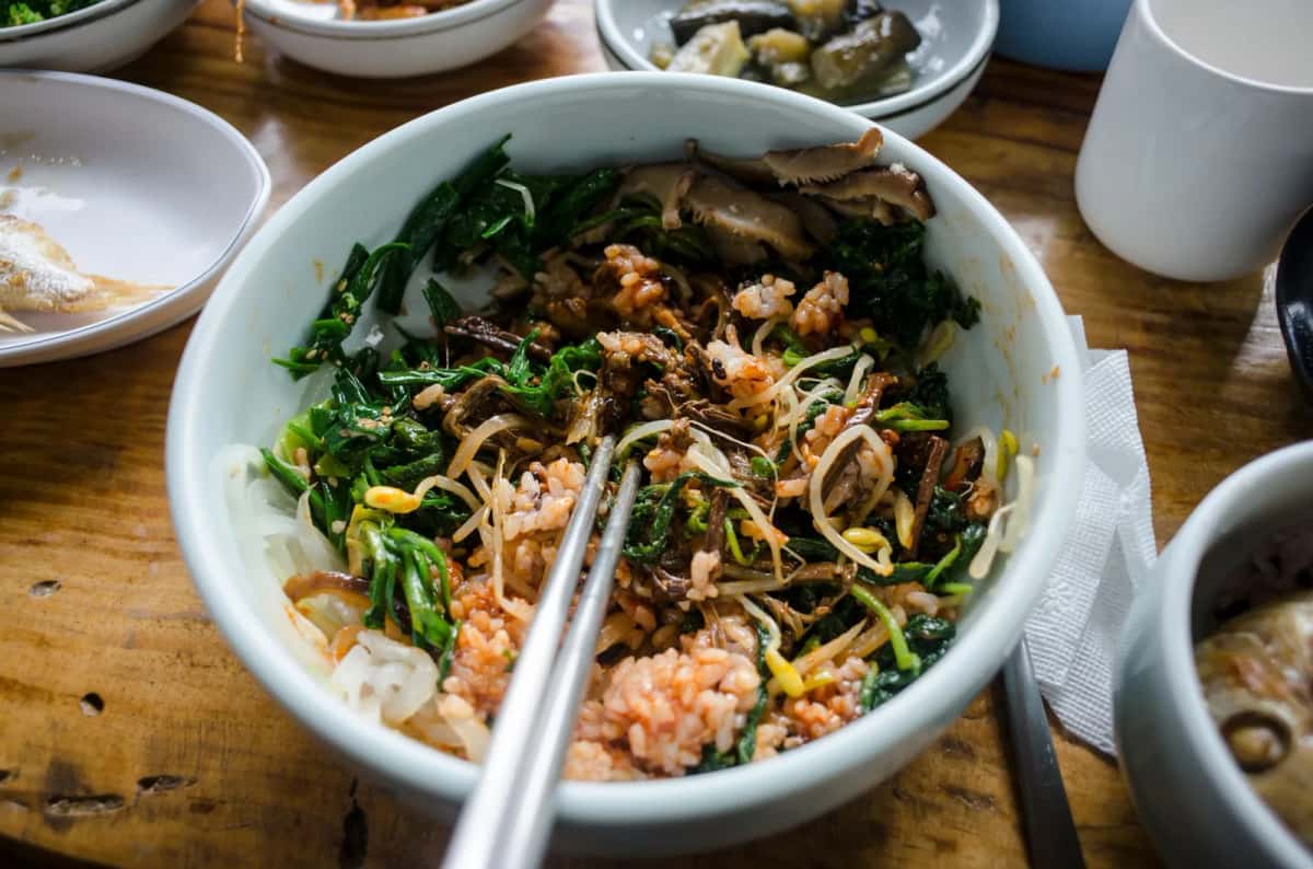 Bibimbap coréen, bol de riz aux légumes et à la pâte de piment
