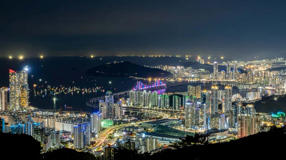 Le pont Gwangan illuminé la nuit à Busan, Corée du Sud
