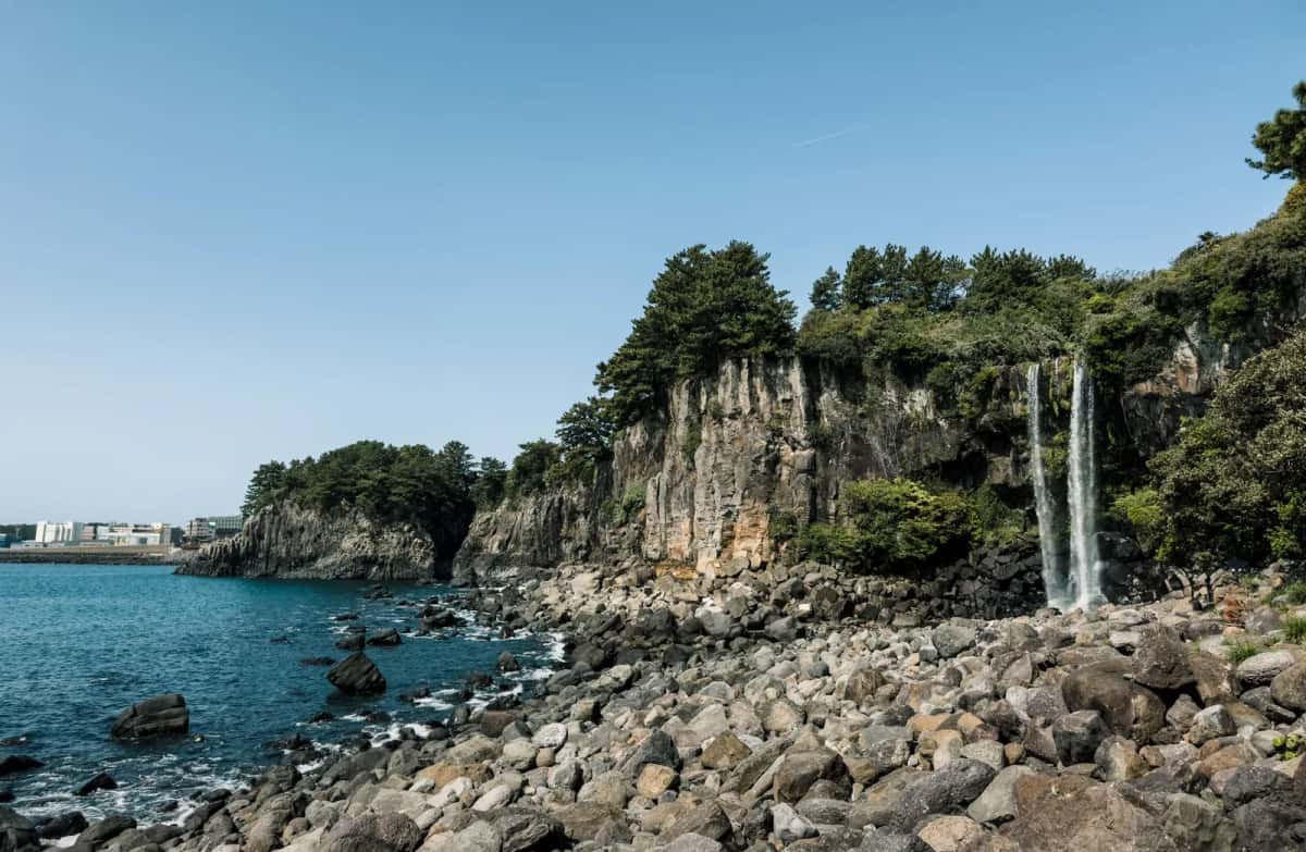 Cascade de Jeongbang sur la côte de l'île de Jeju en Corée du Sud