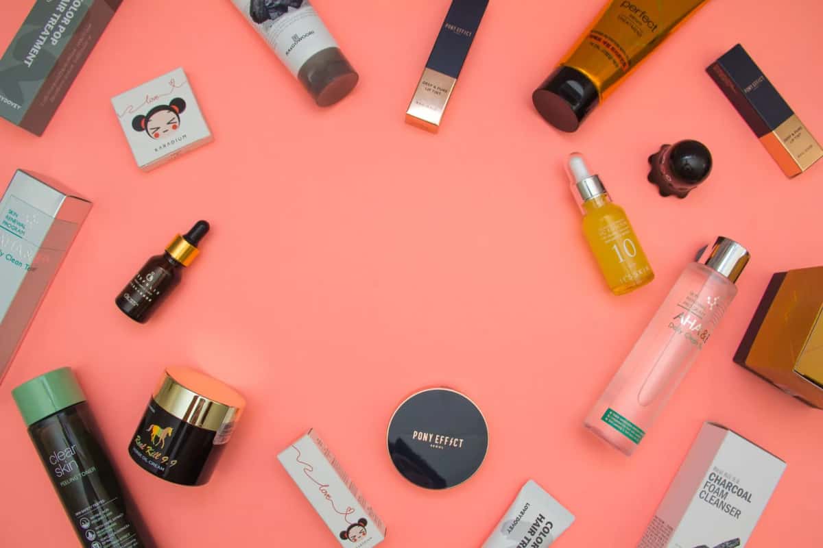 Cosmétiques coréens de K-beauty disposés à plat, sérums, crèmes et cushion