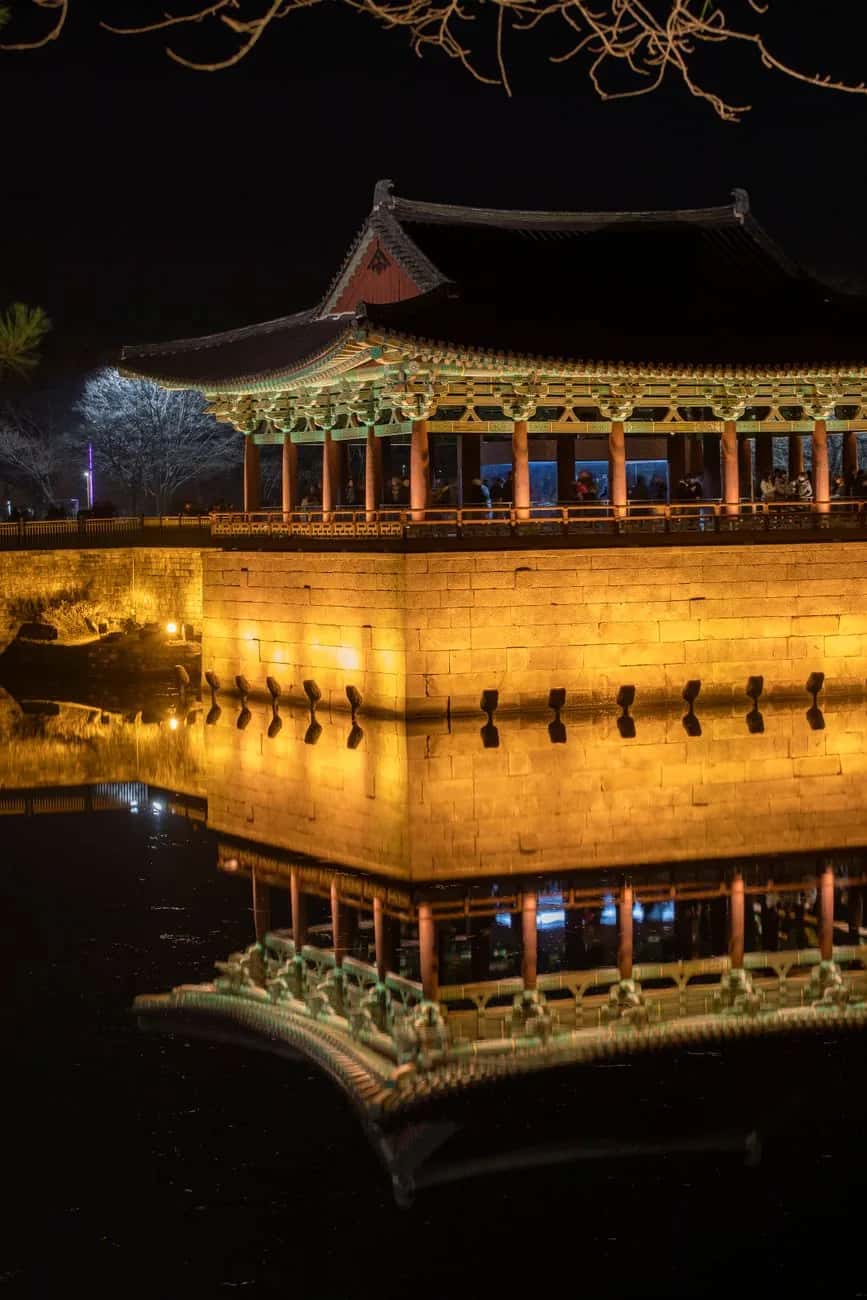 Le pavillon du palais de Donggung illuminé la nuit et reflété dans l'étang de Wolji, à Gyeongju