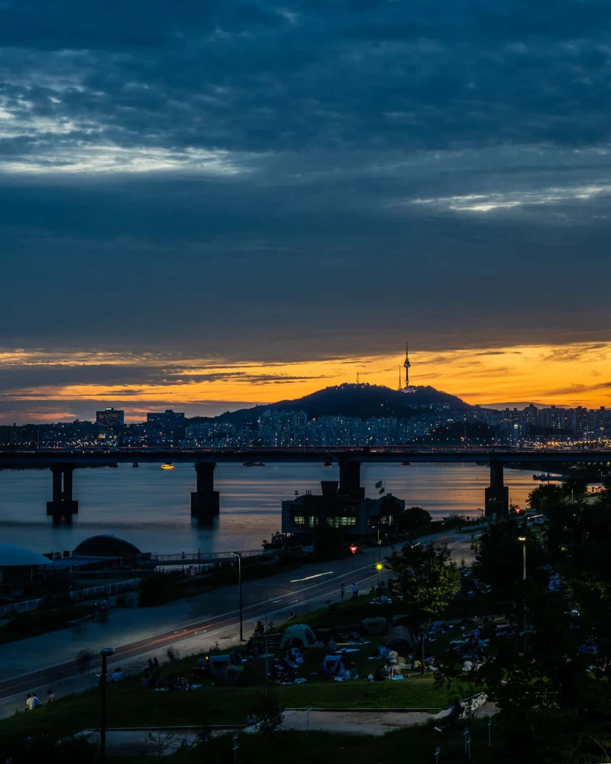 Le fleuve Han à Séoul au crépuscule, avec la tour de Namsan sur la colline