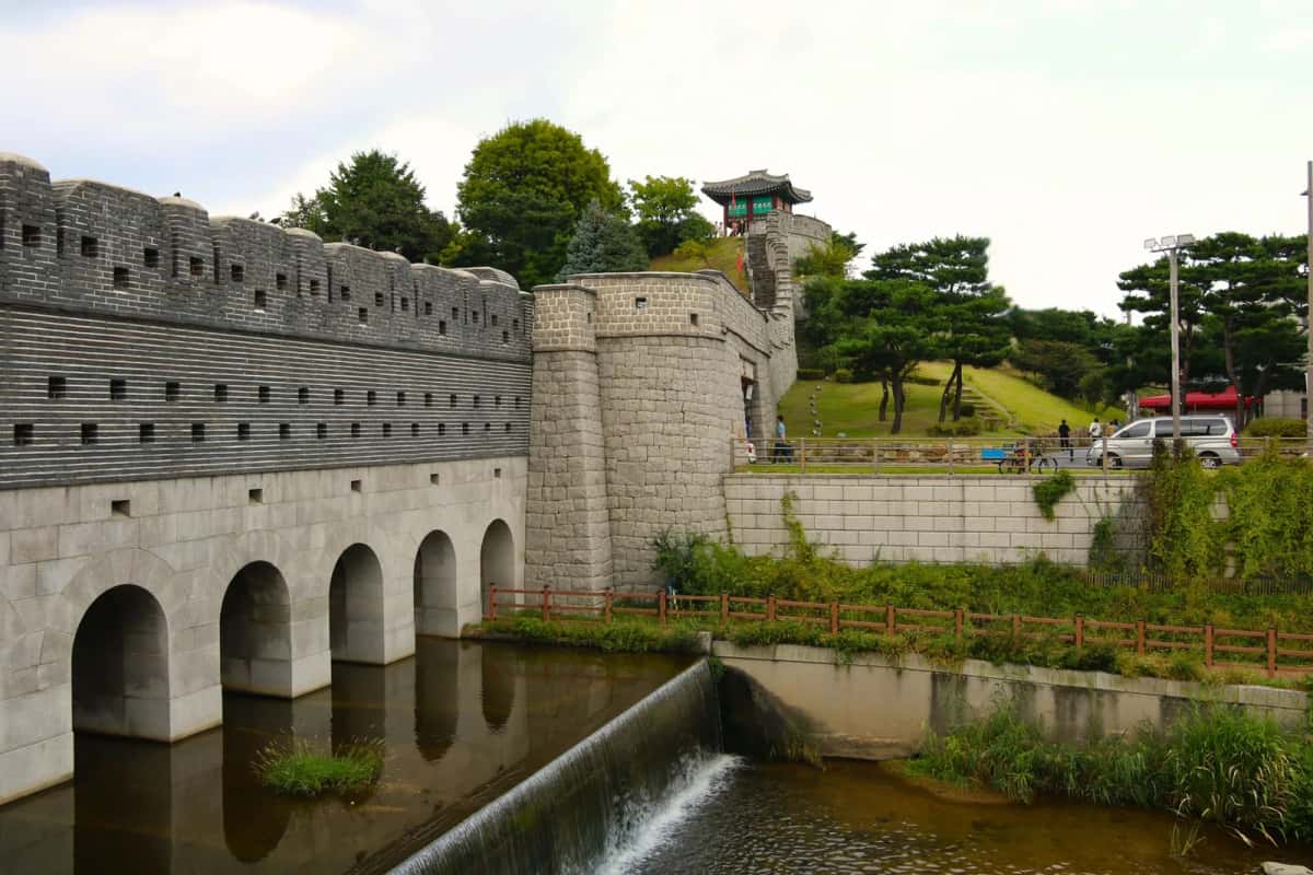 La porte d'eau Hwahongmun et les remparts de la forteresse Hwaseong à Suwon, en Corée du Sud