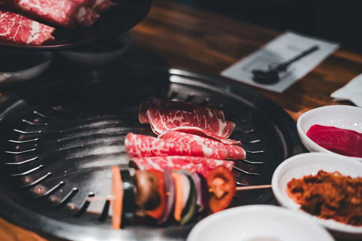 Korean BBQ, viande de bœuf tranchée sur une grille de table