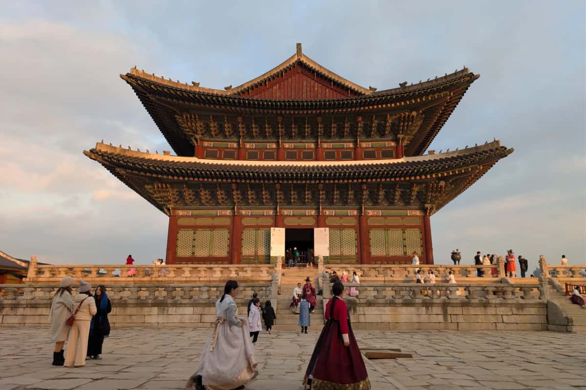 Le palais Gyeongbokgung à Séoul et sa salle du trône, avec des visiteurs en hanbok