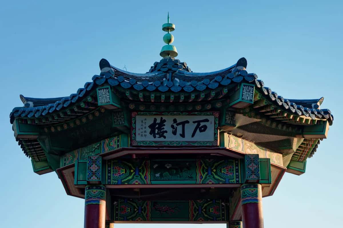 Pavillon traditionnel coréen aux motifs dancheong, à Incheon, en Corée du Sud