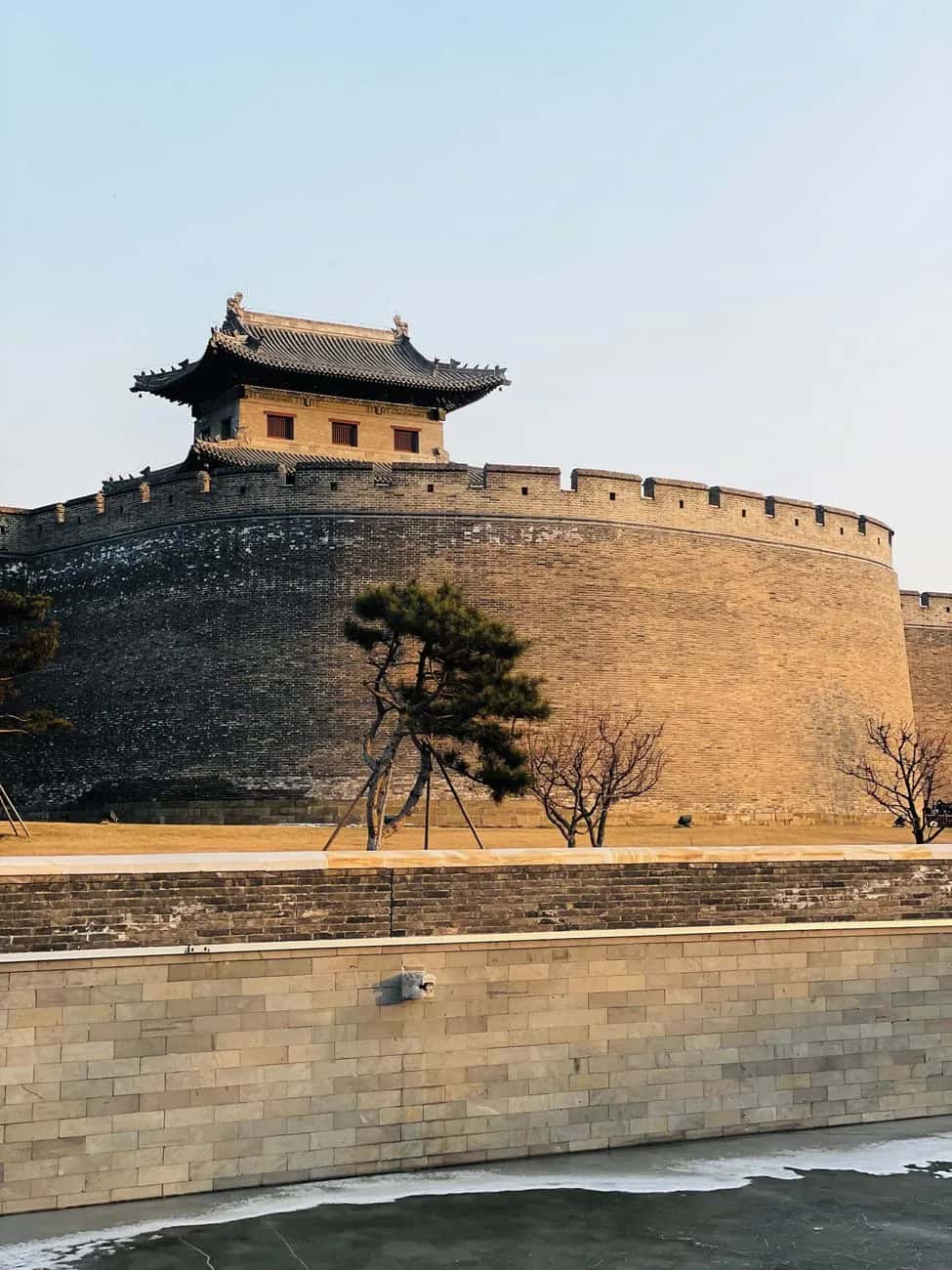 Porte fortifiée et son ouvrage semi-circulaire à la forteresse Hwaseong de Suwon, en Corée du Sud