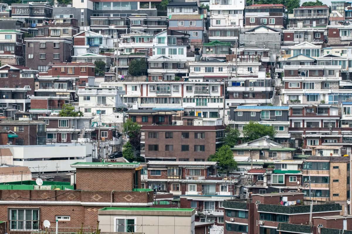Quartier résidentiel dense à flanc de colline à Séoul, en Corée du Sud