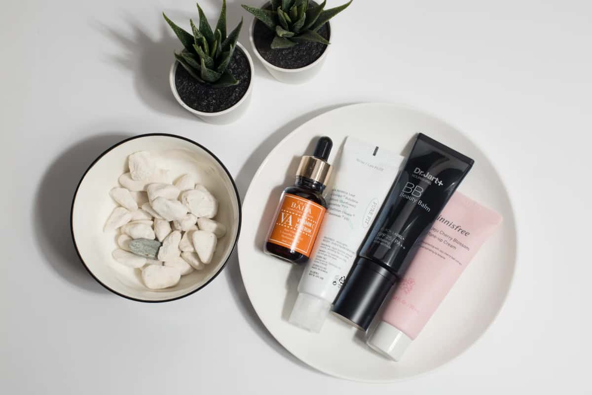 Produits de la routine de soin coréenne, sérum, crème et nettoyant de marques coréennes