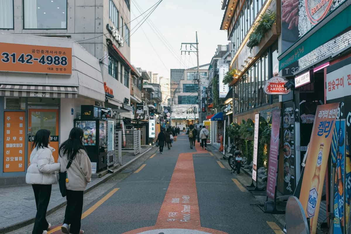 Foule dans une rue commerçante de Séoul, ville la plus densément peuplée de Corée du Sud