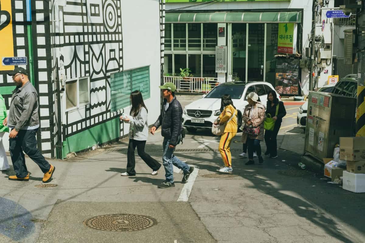 Rue de quartier animée à Séoul, en Corée du Sud