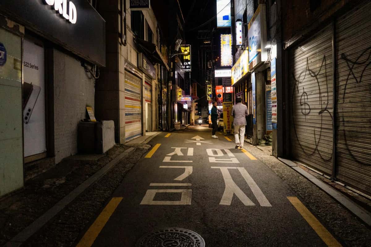 Ruelle de Séoul en Corée du Sud, où le climat change fortement selon la saison