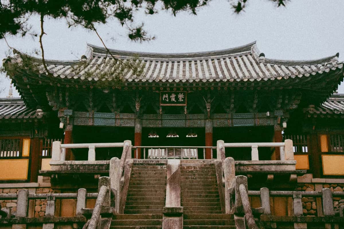 La porte Jahamun du temple de Bulguksa à Gyeongju, au sommet des escaliers de pierre classés à l'UNESCO