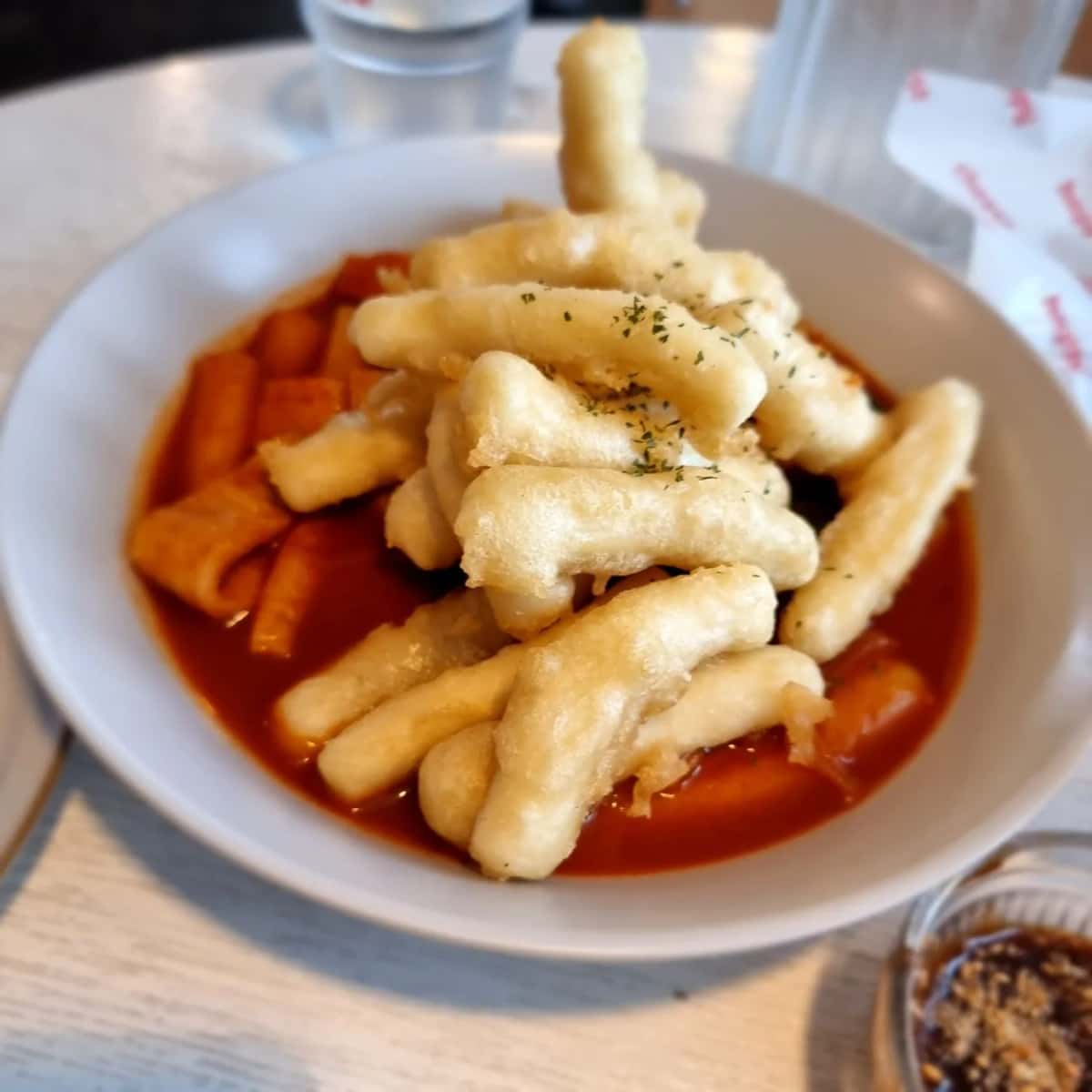 Tteokbokki préparé dans une échoppe de street food en Corée du Sud