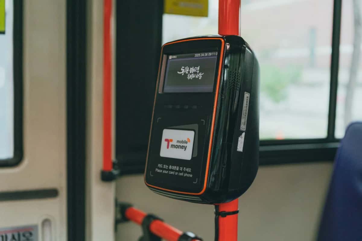 Valideur de carte T-money dans un bus de Séoul, en Corée du Sud