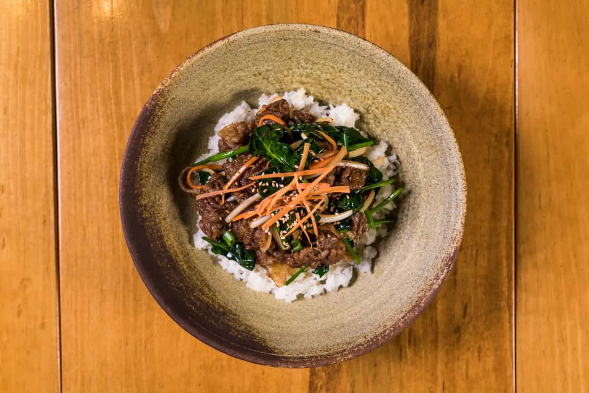 Bulgogi coréen, bœuf mariné servi sur du riz