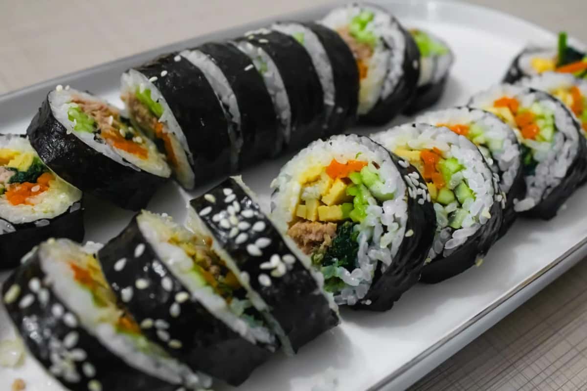 Gimbap coréen, rouleaux de riz et d'algue garnis de légumes