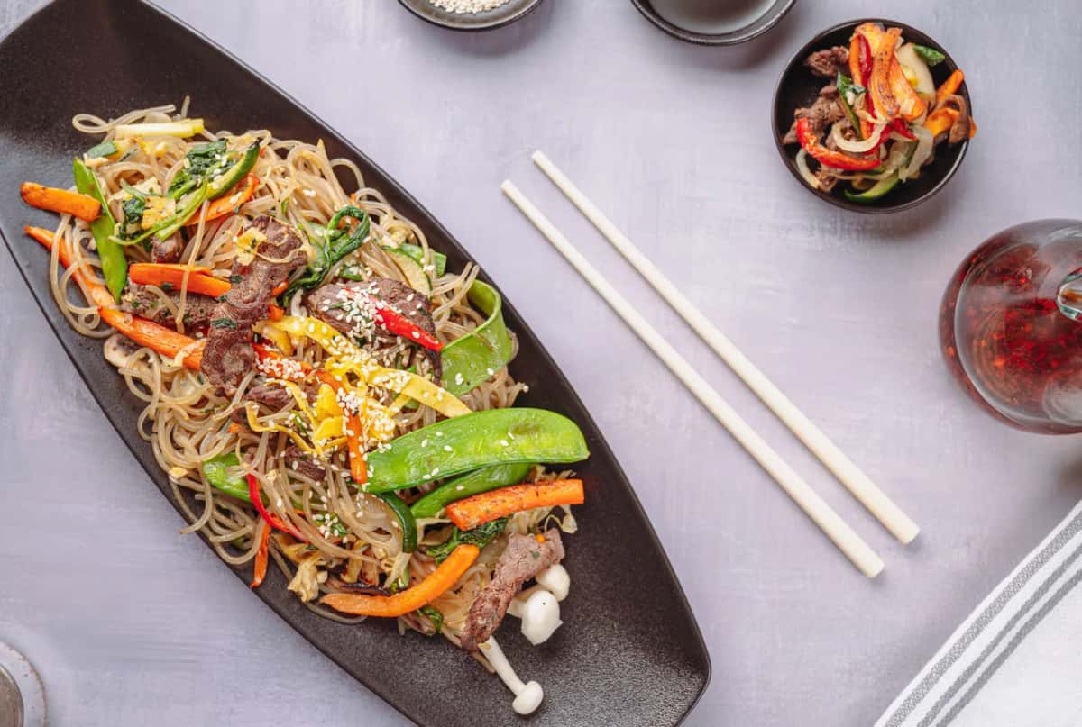 Japchae coréen, nouilles de patate douce sautées aux légumes