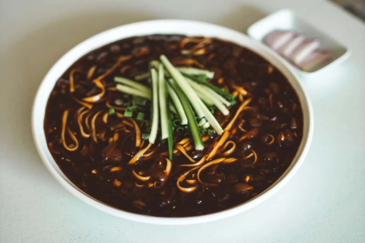 Jjajangmyeon coréen, nouilles à la sauce de haricots noirs fermentés