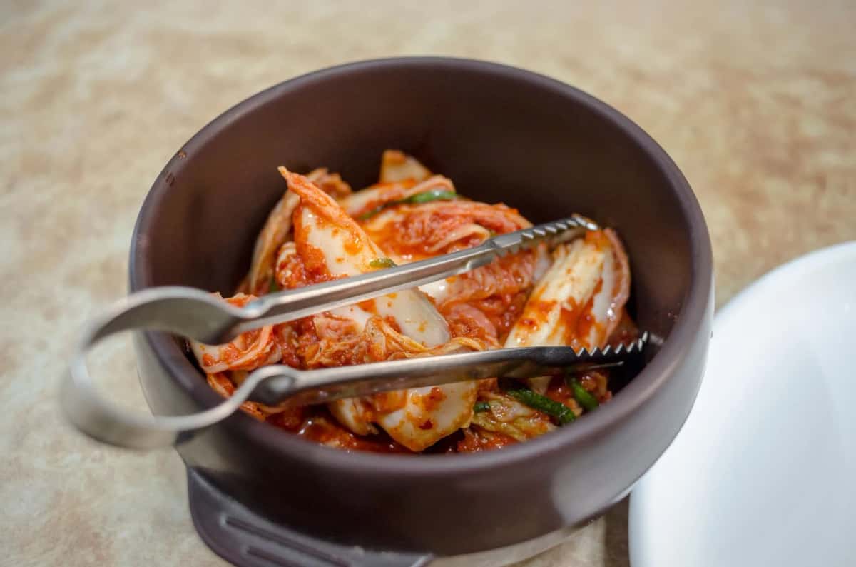 Kimchi coréen, chou fermenté au piment dans un bol